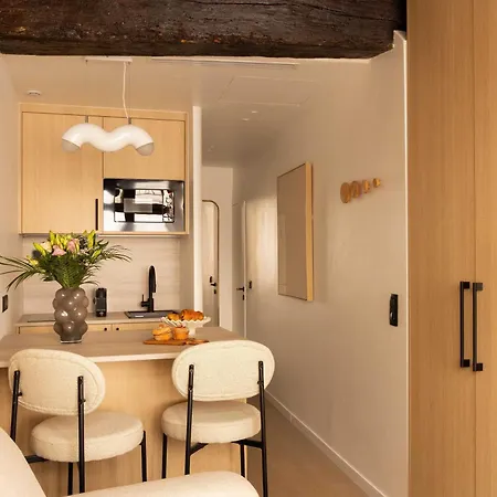 Modern -ac-1br-4p-pantheon Apartment
